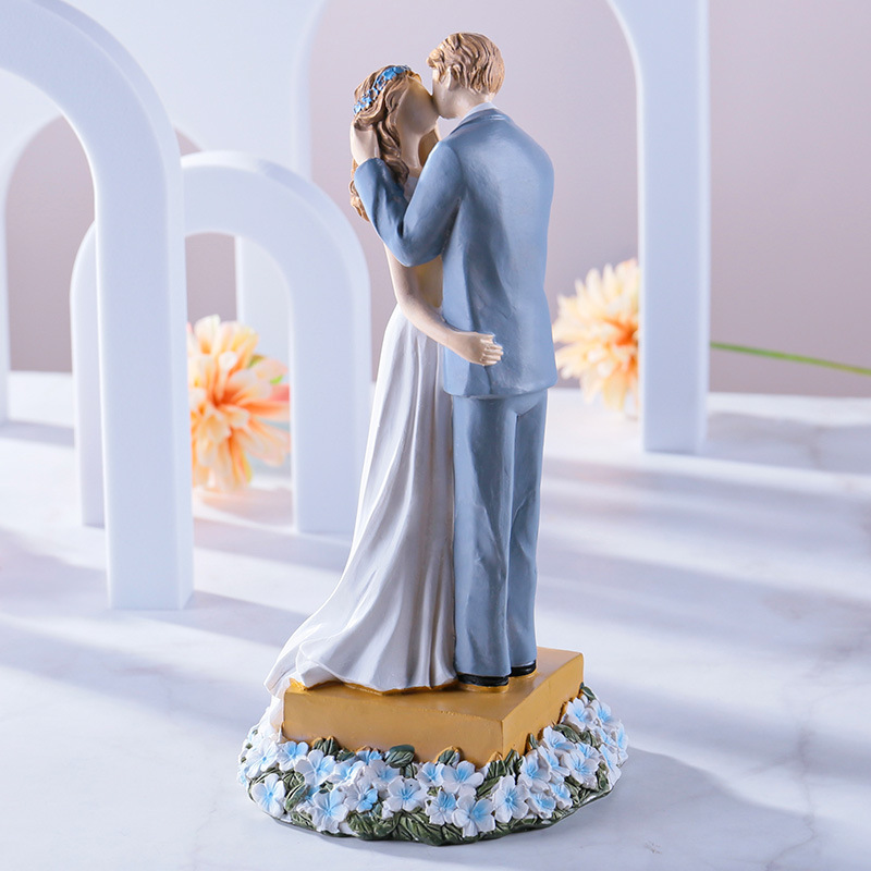 Custom resin casting lovely couple figurine for wedding party decoration cake topper decoration figure