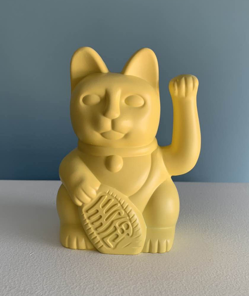 Custom Designer Arts Modern Art Figurines Resin Lucky Cat Statue 